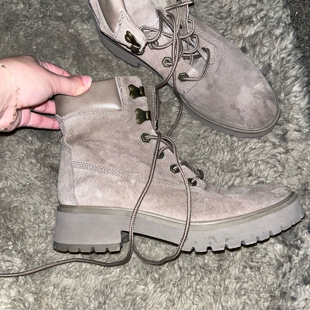 Beige timberlands hardly worn